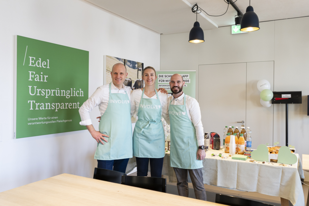 René Kaiser, Laura Franz und David Siegenthaler beim Sockenevent für die Ueli Hof AG. Sie stehen lächelnd beisammen und blicken in die Kamera.