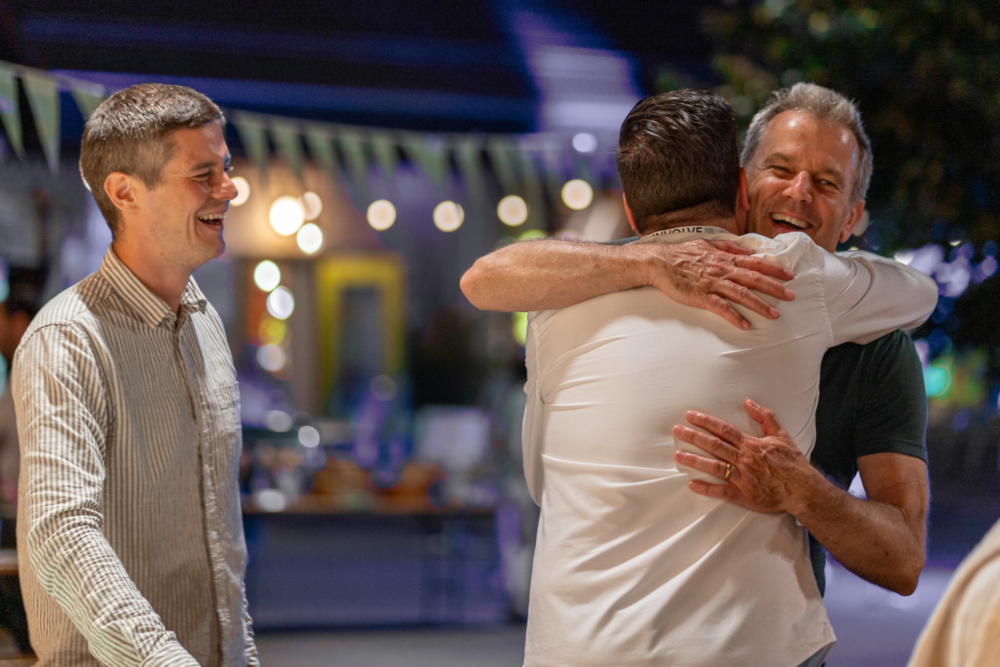 Kunden bei der Involve Night 2025 im Burgrain Alberswil. Sie umarmen lachend Marcos Albarrán, Projektleiter Involve AG.