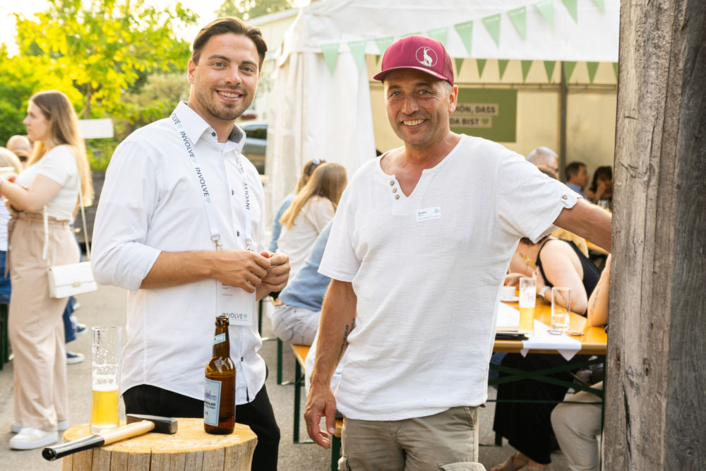Dario Rogger mit einem Kunden an der Involve Night 2025 im Burgrain in Alberswil.