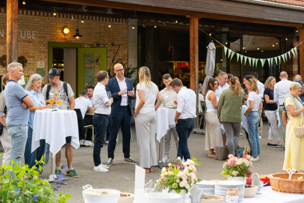 Eine Anzahl von Kundinnen und Kunden von Involve beim bei der Involve Night 2025 auf dem Festgelände im Burgrain.