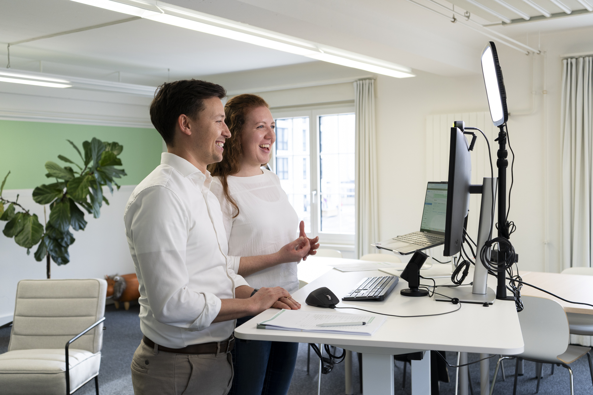 Andreas Bucher und Heidi Niederberger beim Involve Planer Webinar. Sie blicken freundlich auf den Bildschirm und halten das Webinar.