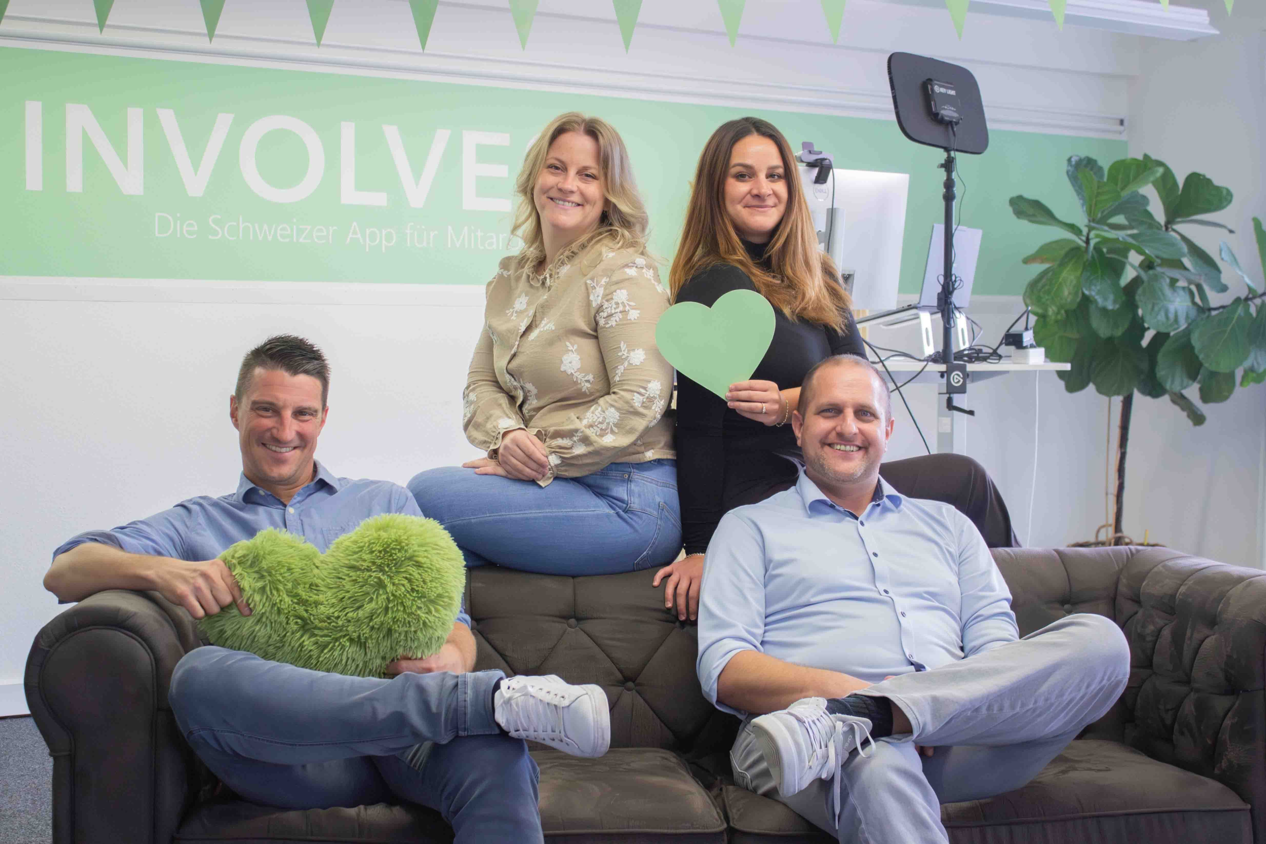Involve Mitarbeitenden-App Team für Webinare lächelt in Kamera.