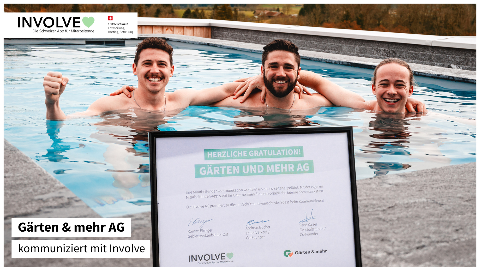 Roman Elmiger, Gebietsverkaufsleiter Ost, mit Mitarbeitenden der Gärten & mehr AG in einem Pool. Im Vordergrund ist das Involve-Diplom zu sehen.