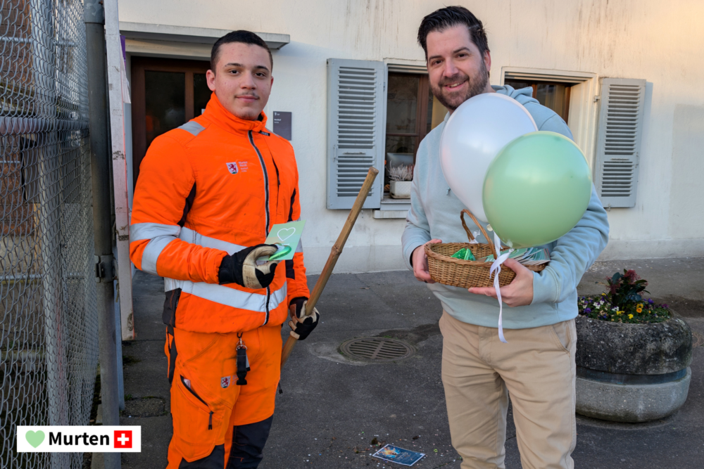 Marcos Albarrán, Projektleiter Involve AG, mit einem Passanten in Murten. Sie stehen beisammen und blicken in die Kamera.