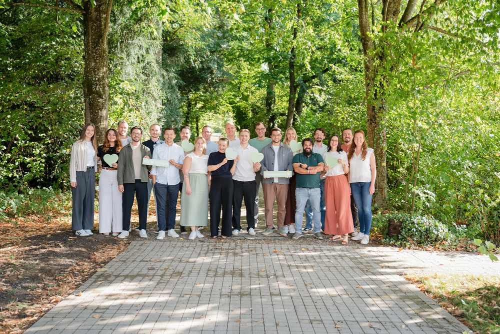 Teamfoto der Involve AG bei der Sommertagung 2026; Viele der Mitarbeitenden strahlen in die Kamera.