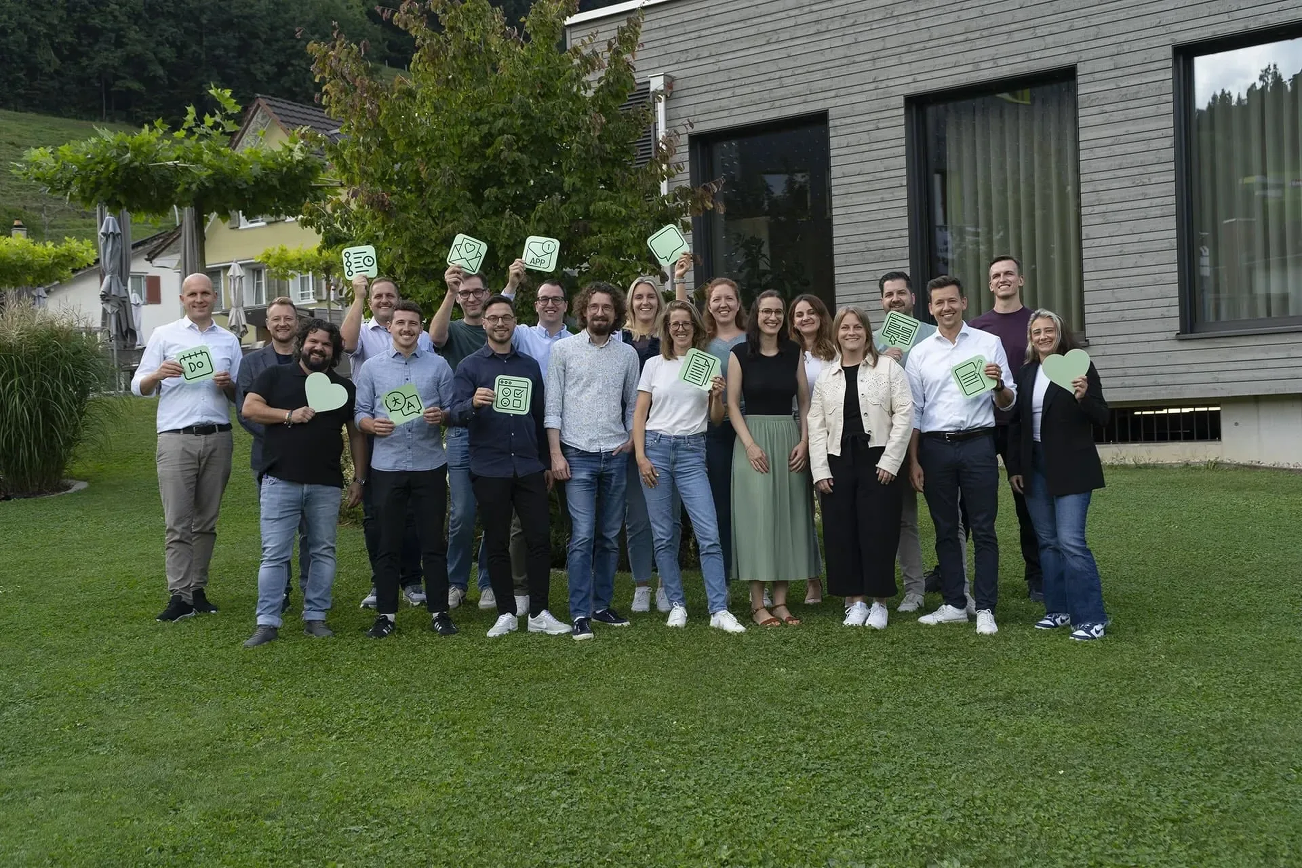 Das Team der Involve AG; gewisse Mitarbeitende halten ausgedruckte App-Icons in den Händen