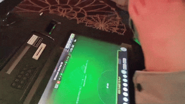 Kevin Duss, David Konatschnig und Gerrit Merz, IT-Experten von ipt, feiern gemeinsam nach dem Abschluss der Google Cloud Next 2024.