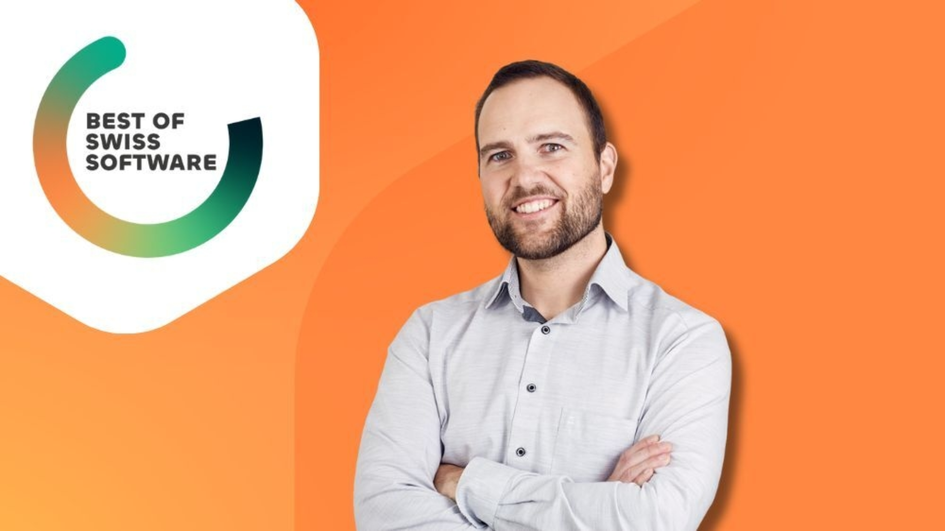Andy Langer von ipt präsentiert den Gewinn bei den Best of Swiss Software Awards 2025 für ein Projekt, welches gemeinsam mit Sanitas und Valtech umgesetzt wurde.