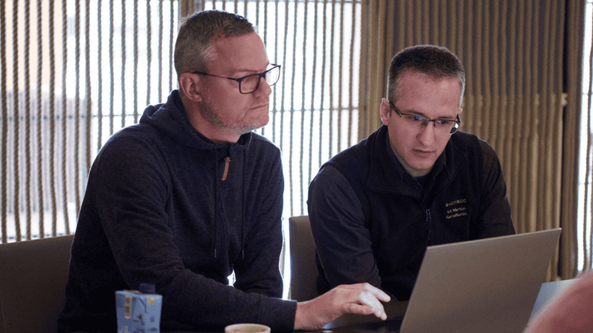 Bruno Schwyter und Patrick Nick, IT-Spezialisten von ipt für LCM bei Finanzdienstleister, arbeiten zusammen.