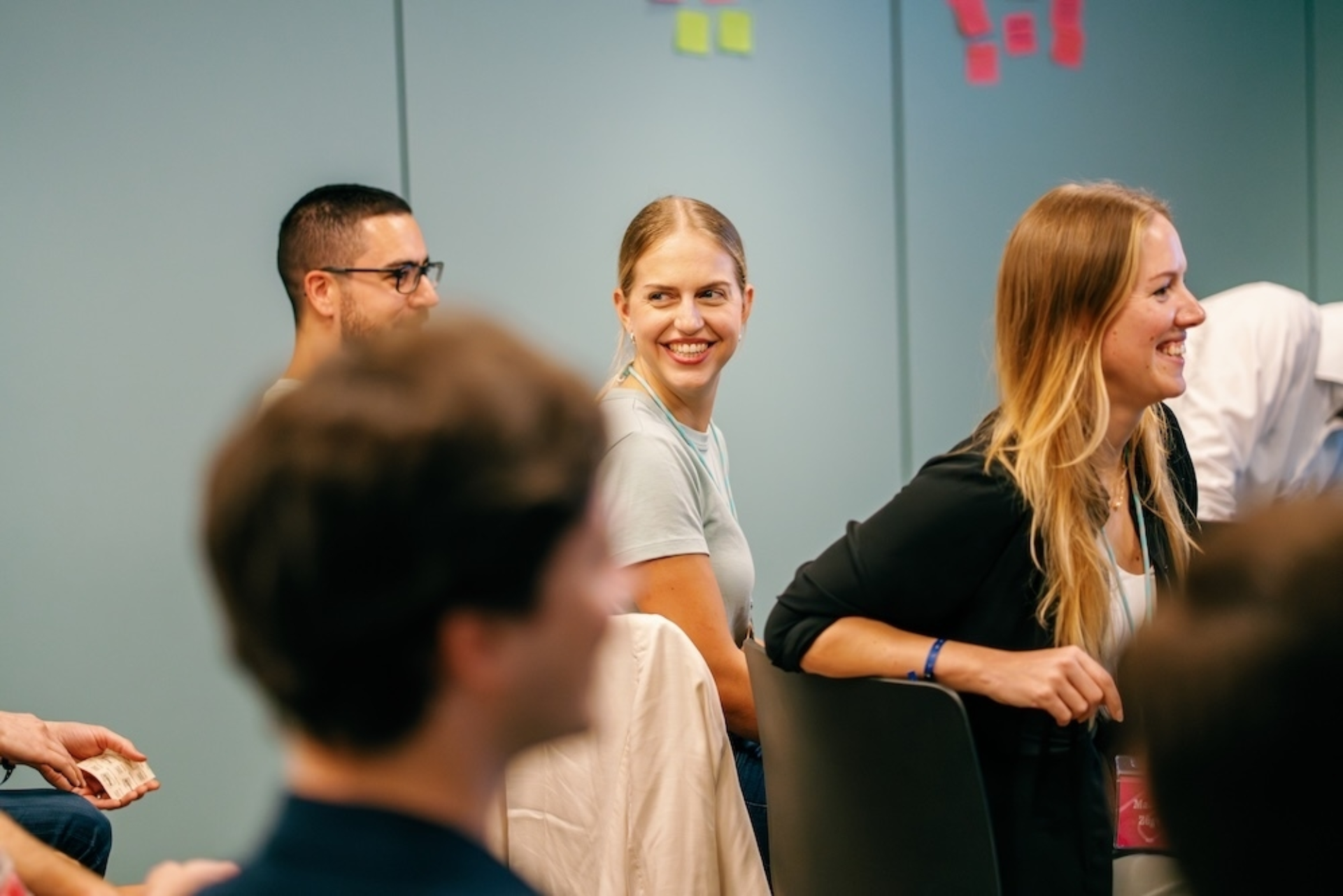 Julia Strobl, IT-Expertin von ipt, mit weiteren Mitarbeiter:innen.