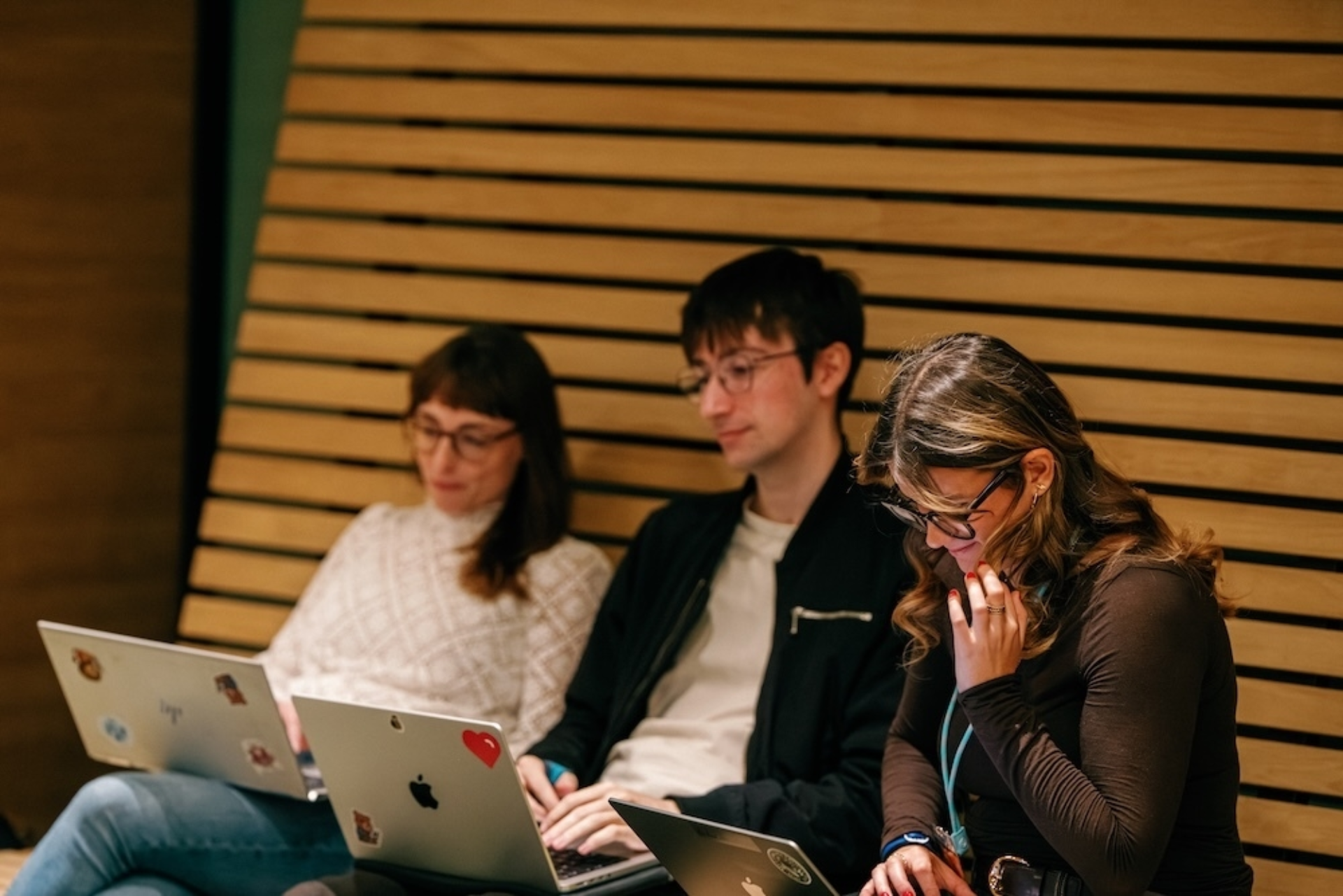 Anne Scott, Ivo Moos und Selina D'Ostilio aus dem Marketing & Communications Team von ipt arbeiten gemeinsam.