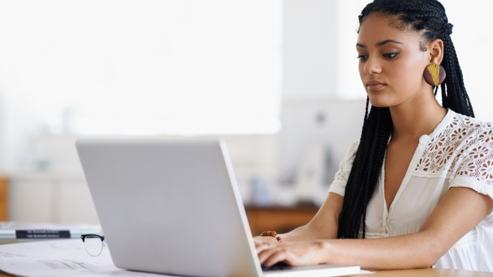 Eine Frau arbeitet an einem Laptop.