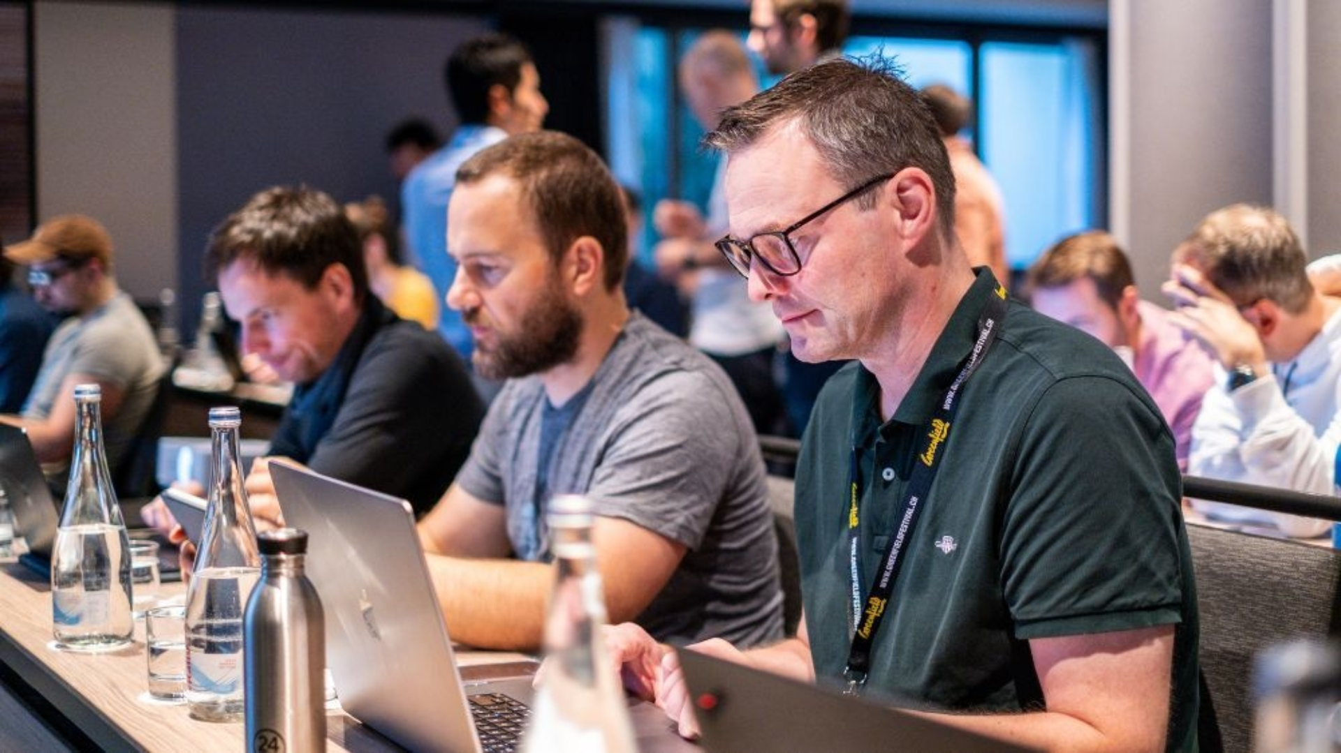 Verschiedene IT-Experten von ipt, die gemeinsam am Arbeiten sind.