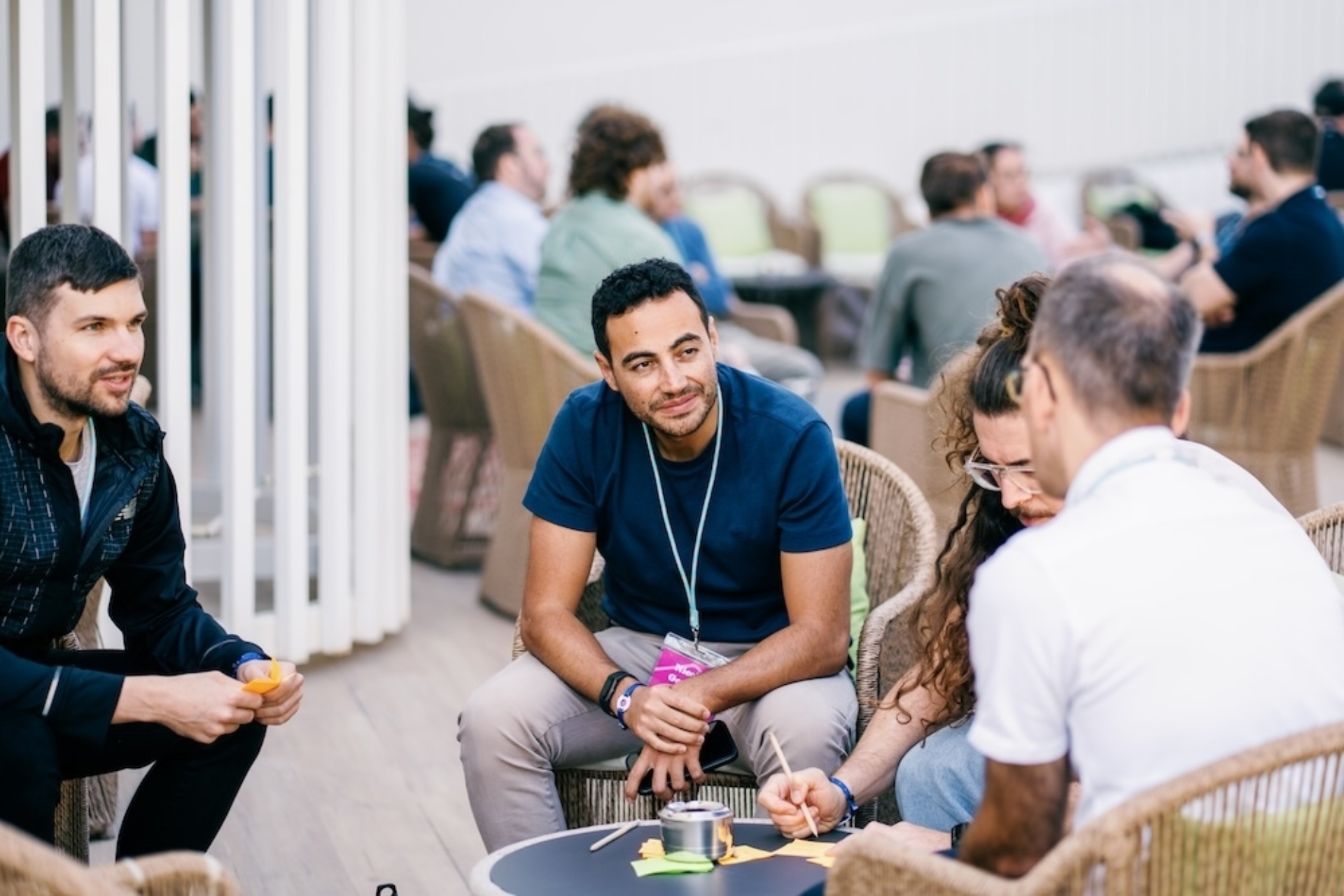 Nicolas Gordillo, IT-Experte bei ipt, spricht mit Mitarbeitenden.