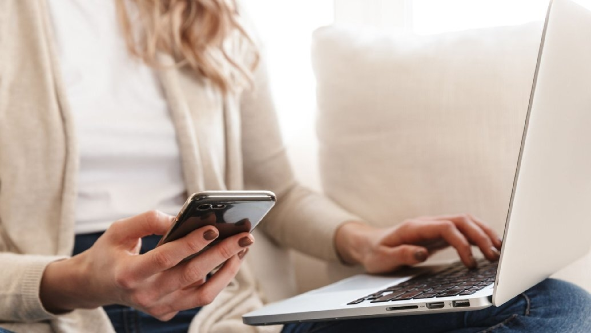 Eine Frau, die an ihren Laptop etwas eintippt.