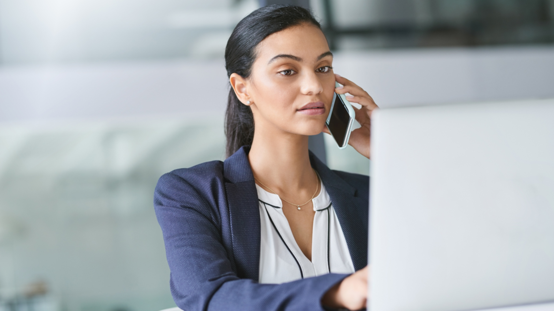 Mitarbeiterin des Kunden-Supports, die am Telefonieren ist.