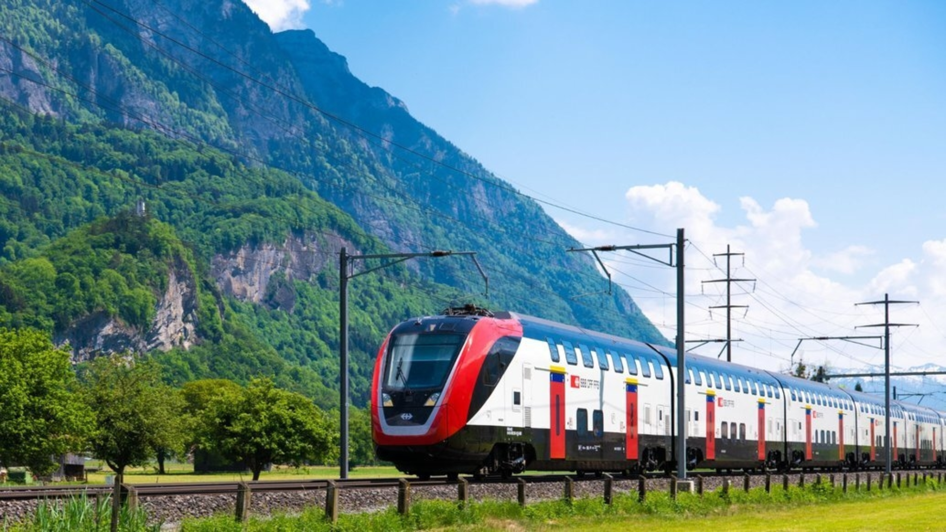 Fahrender, doppelstöckiger Zug der SBB.