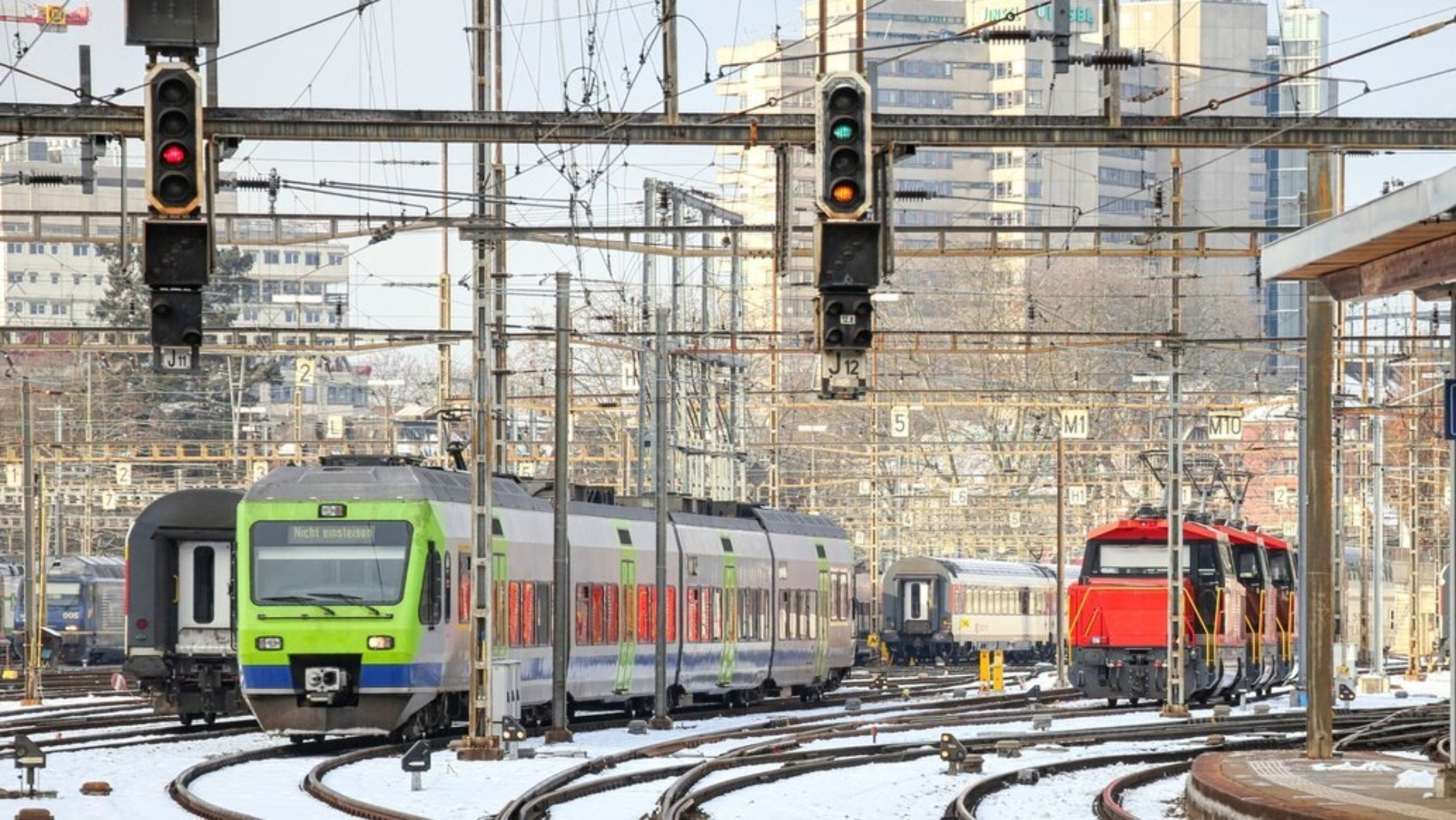 Verschiedene Züge der BLS in einem Bahnhof.
