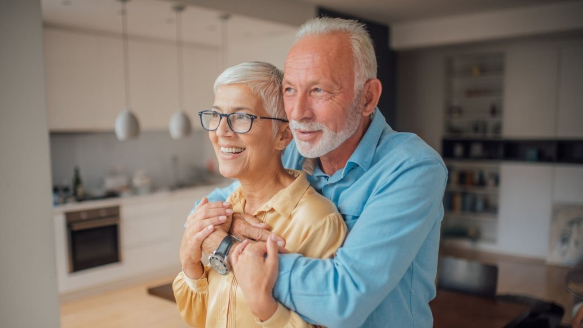 Ein Mann und eine Frau umarmen sich.