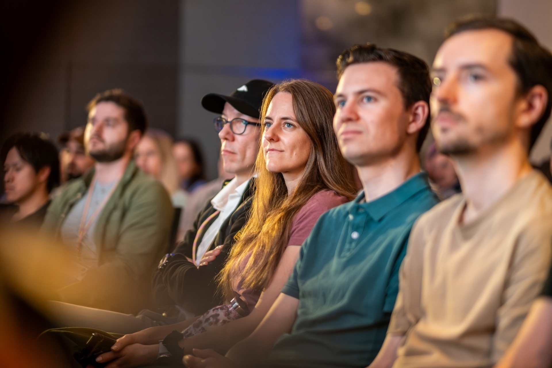 Verschiedene Mitarbeitende von ipt, die nebeneinander sitzen.