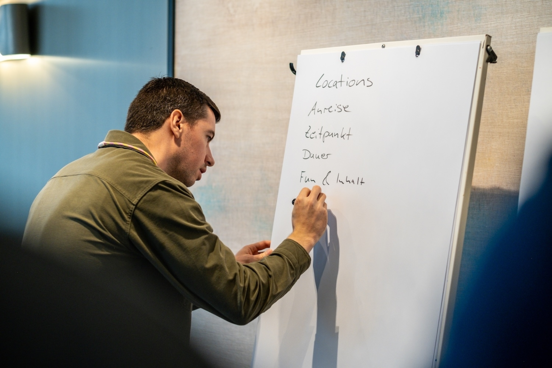 Ein Mitarbeiter von ipt schreibt auf ein Flipchart.