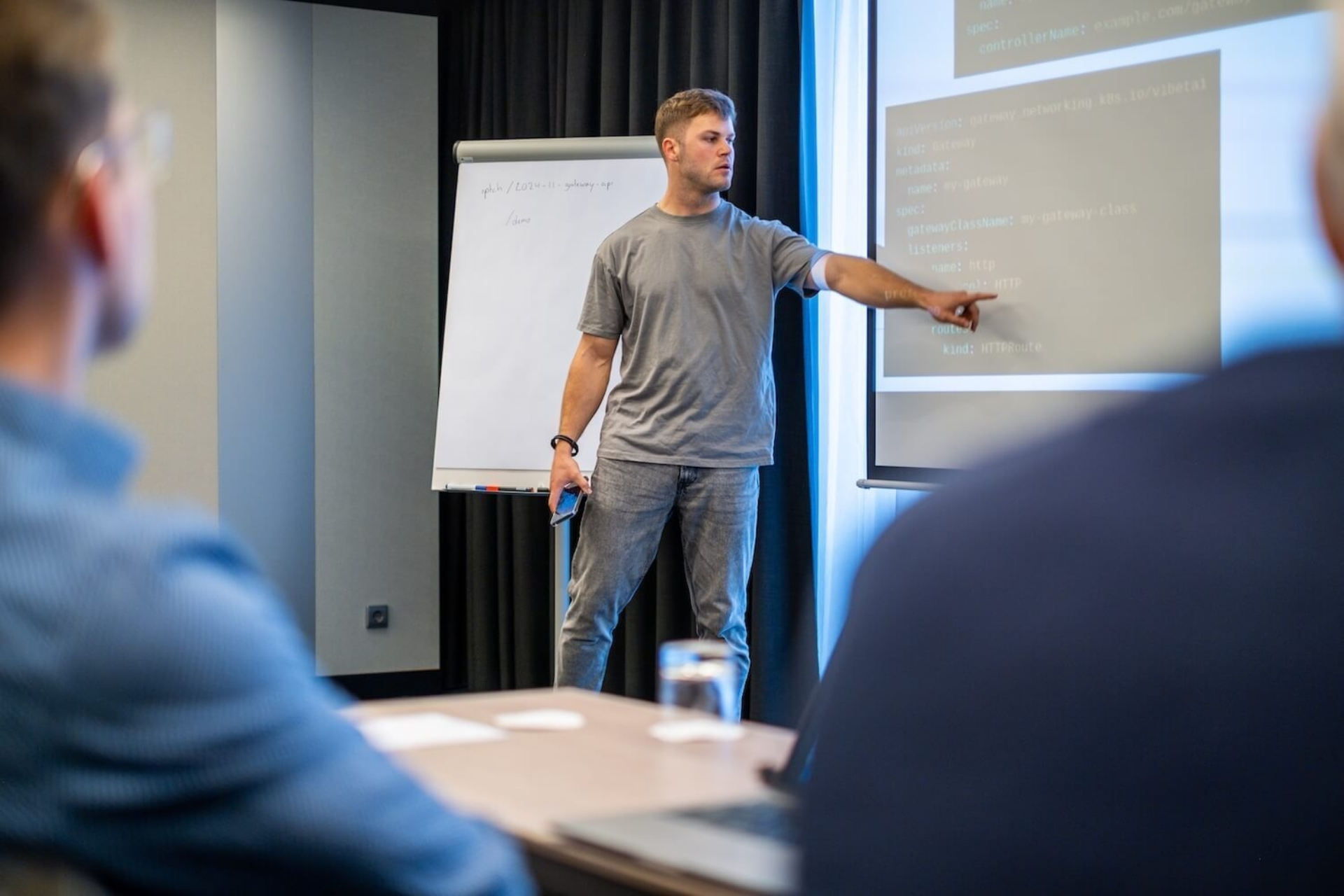 Ein Mitarbeiter von ipt hält eine Präsentation und erklärt Code.