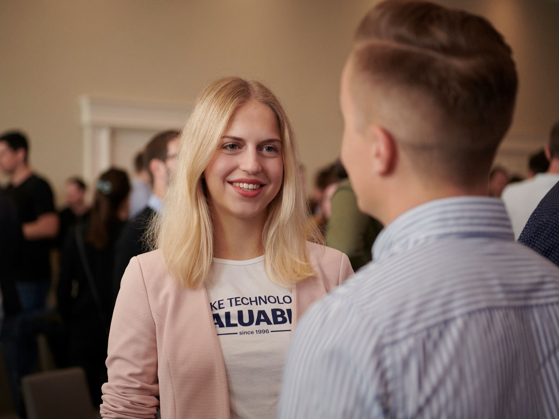 Eine Mitarbeiterin von ipt spricht mit einem anderen Teammitglied.