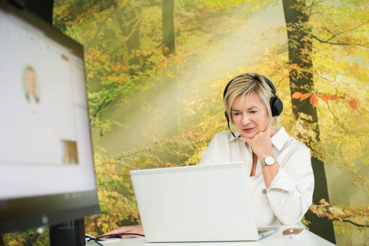 Eine konplan Mitarbeiterin im Mannheimer Büro beim Remote Meeting