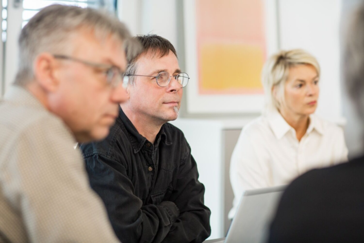 Drei konplan Mitarbeiter sitzen gemeinsam im Meeting im Mannheimer Büro