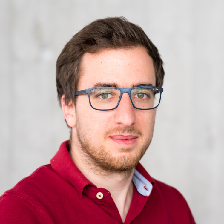Der konplan Mitarbeiter Valentin Oeschger gekleidet im privaten Outfit.