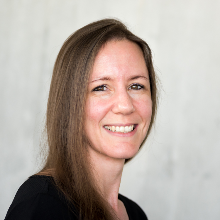 Die konplan Mitarbeiterin Susanne Stocker gekleidet im privaten Outfit.