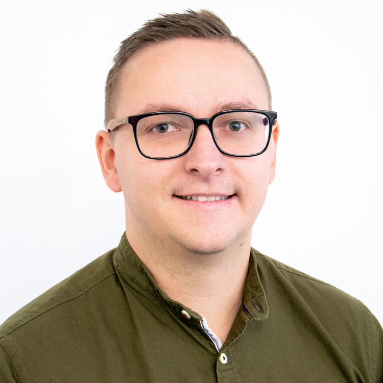 Der konplan Mitarbeiter Thomas Koelz gekleidet im privaten Outfit
