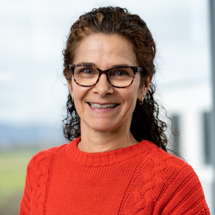 Die konplan Mitarbeiterin Jutta Weinzierl gekleidet im privaten Outfit