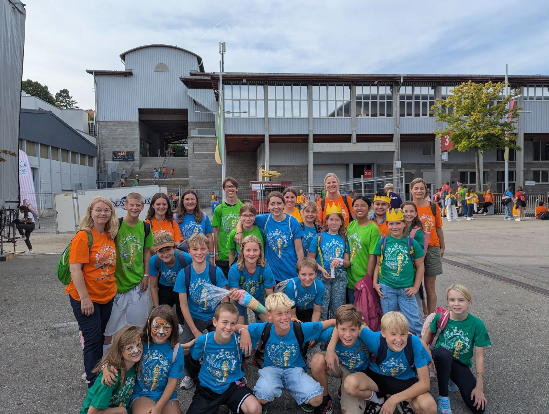 Minis und Begleitpersonen posieren für das Bild