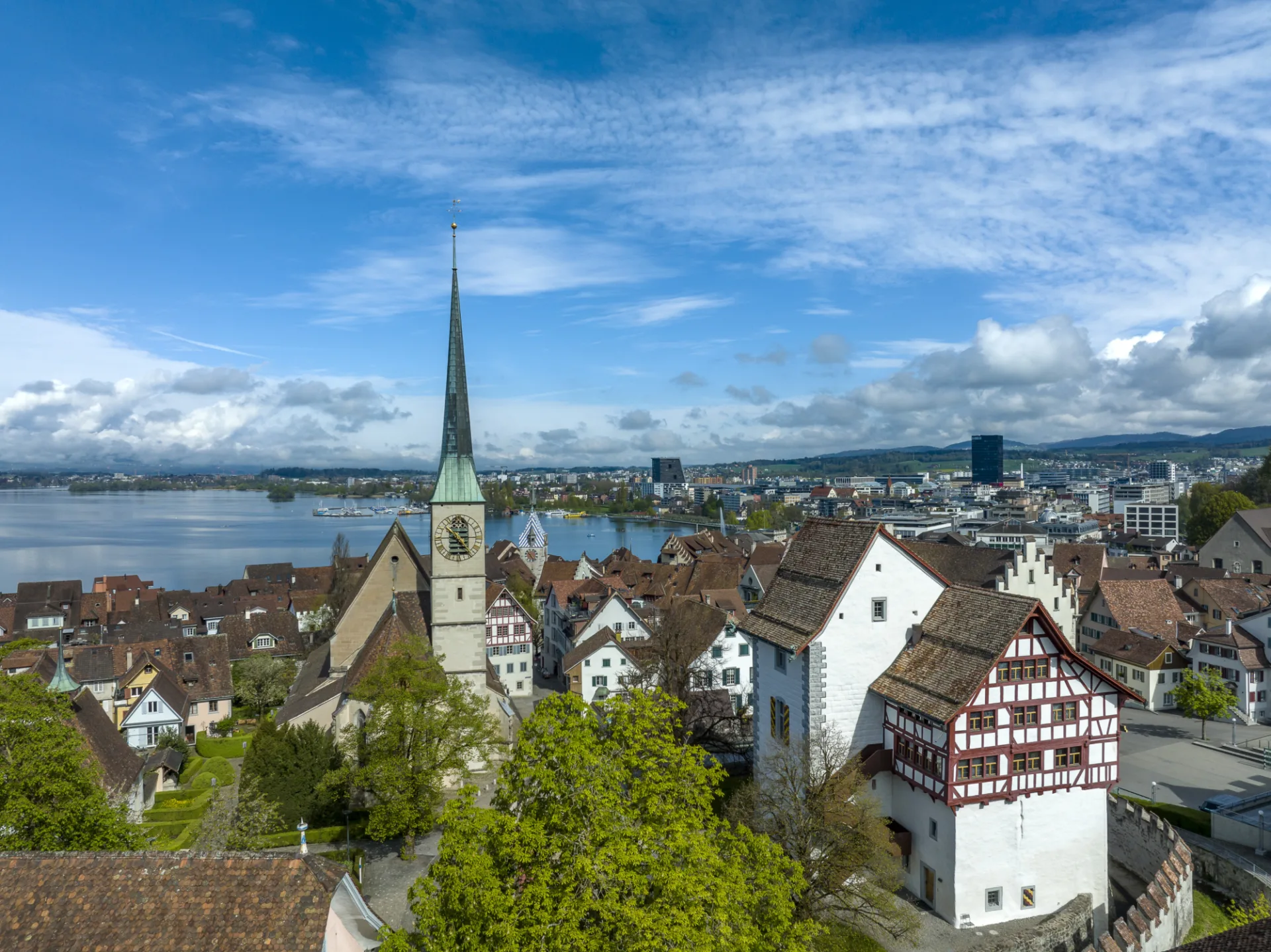 Panorama mit See und Burg Zug und St. Oswald im Vordergrund