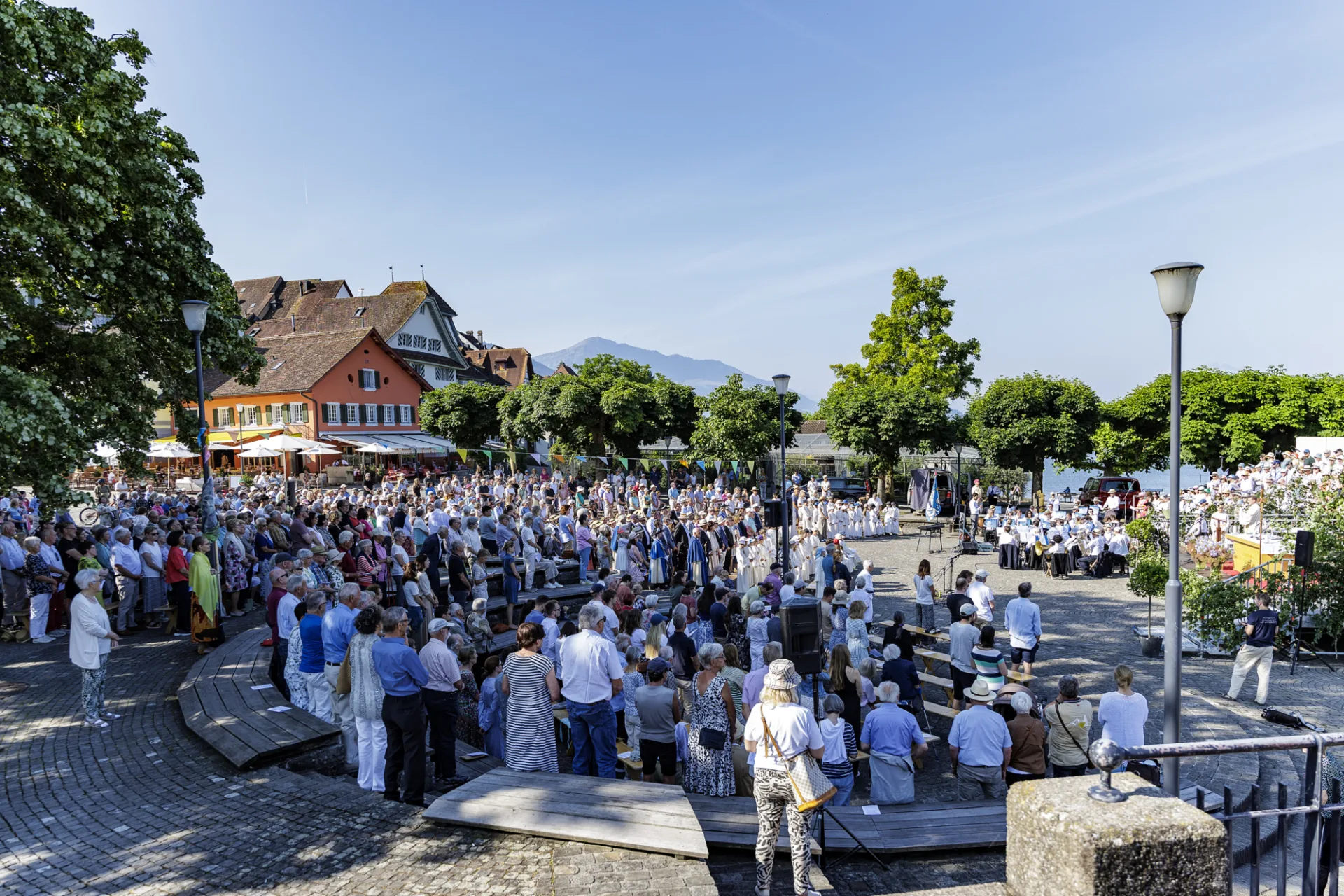 Zahlreiche Mitfeiernde auf dem Landsgemeindeplatz an Fronleichnam