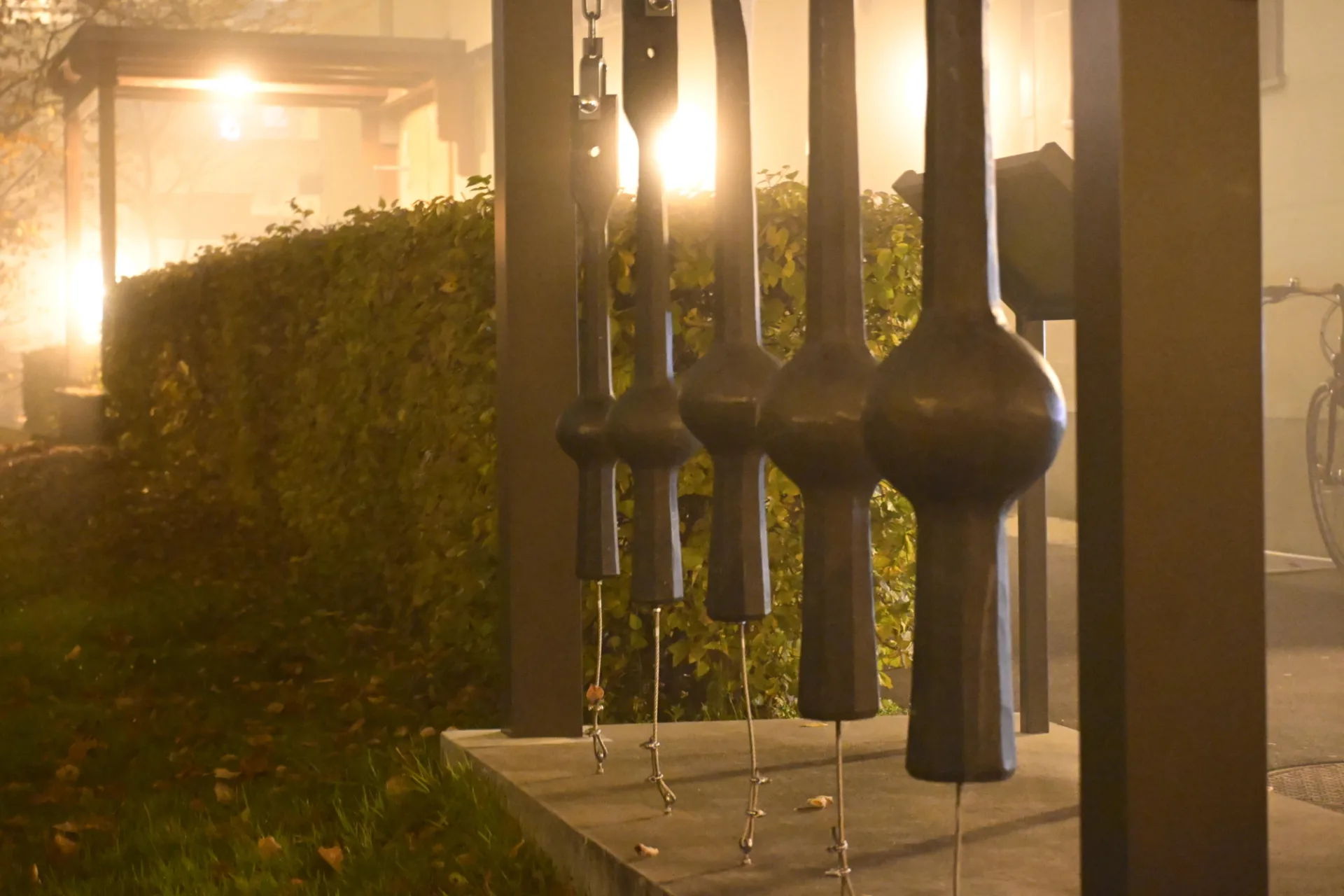 Klöppelinstallation im winterlichen Abendlicht