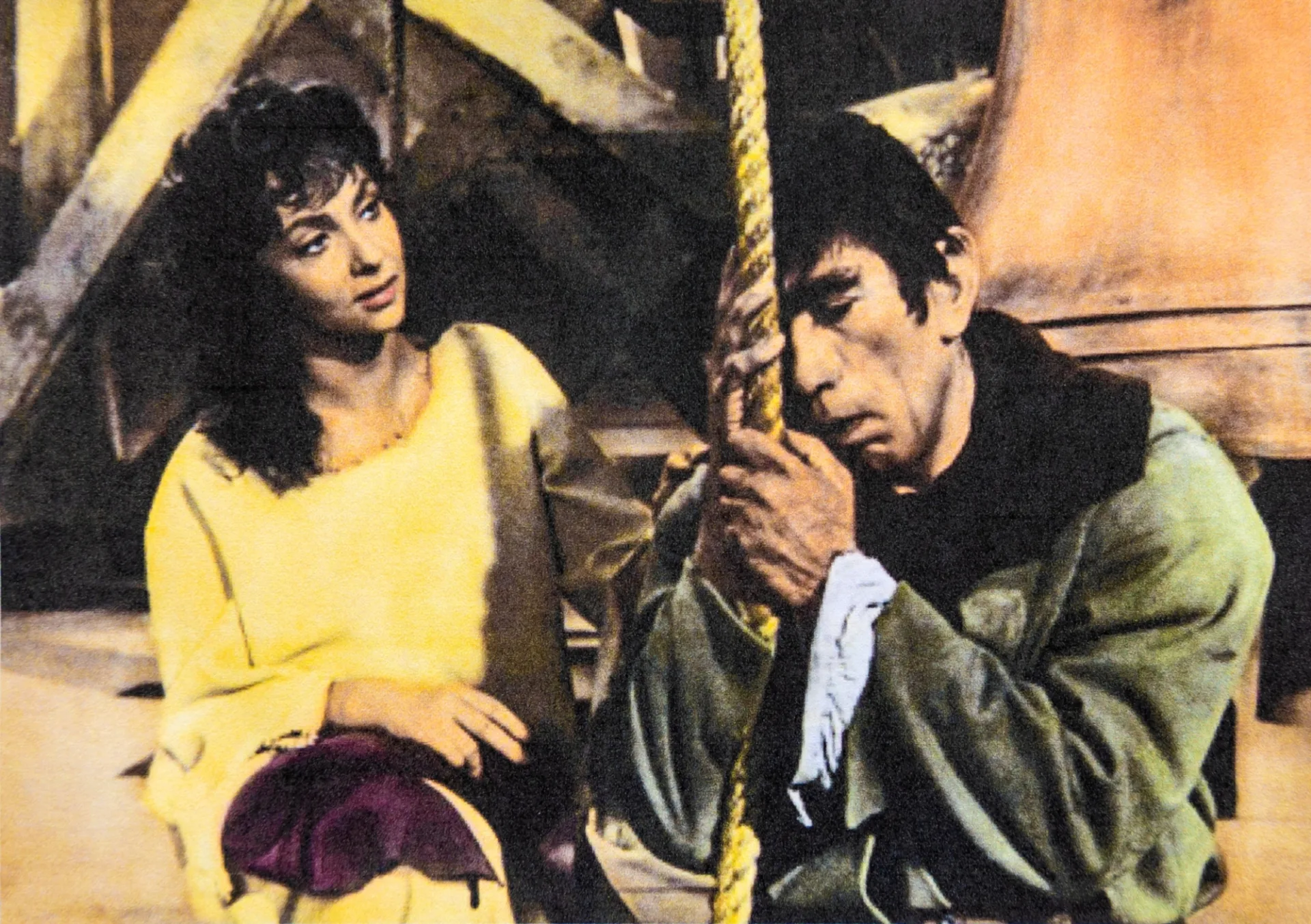 Die Schauspielerin Gina Lollobrigida kniet beim Schauspieler Anthony Quinn, der als Glöckner von Notre Dame seine Stirn an das Glockenseil lehnt. Die Schauspielerin Gina Lollobrigida kniet beim Schauspieler Anthony Quinn, der als Glöckner von Notre Dame seine Stirn an das Glockenseil lehnt.