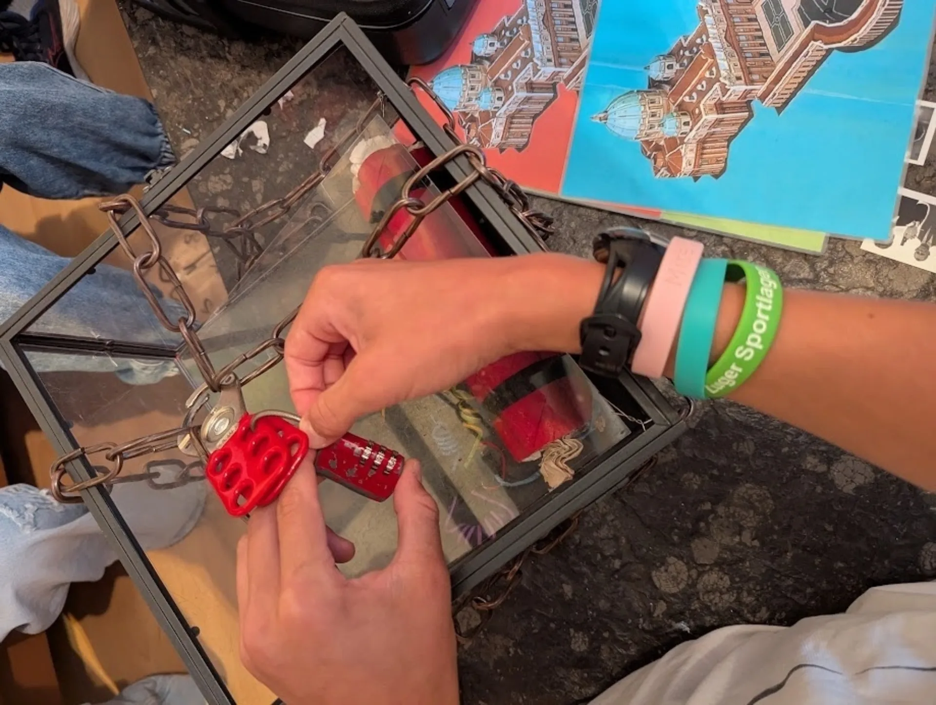 Jugendliche beim Lösen der Rätsel im Escape-Room "Schweizergarde*