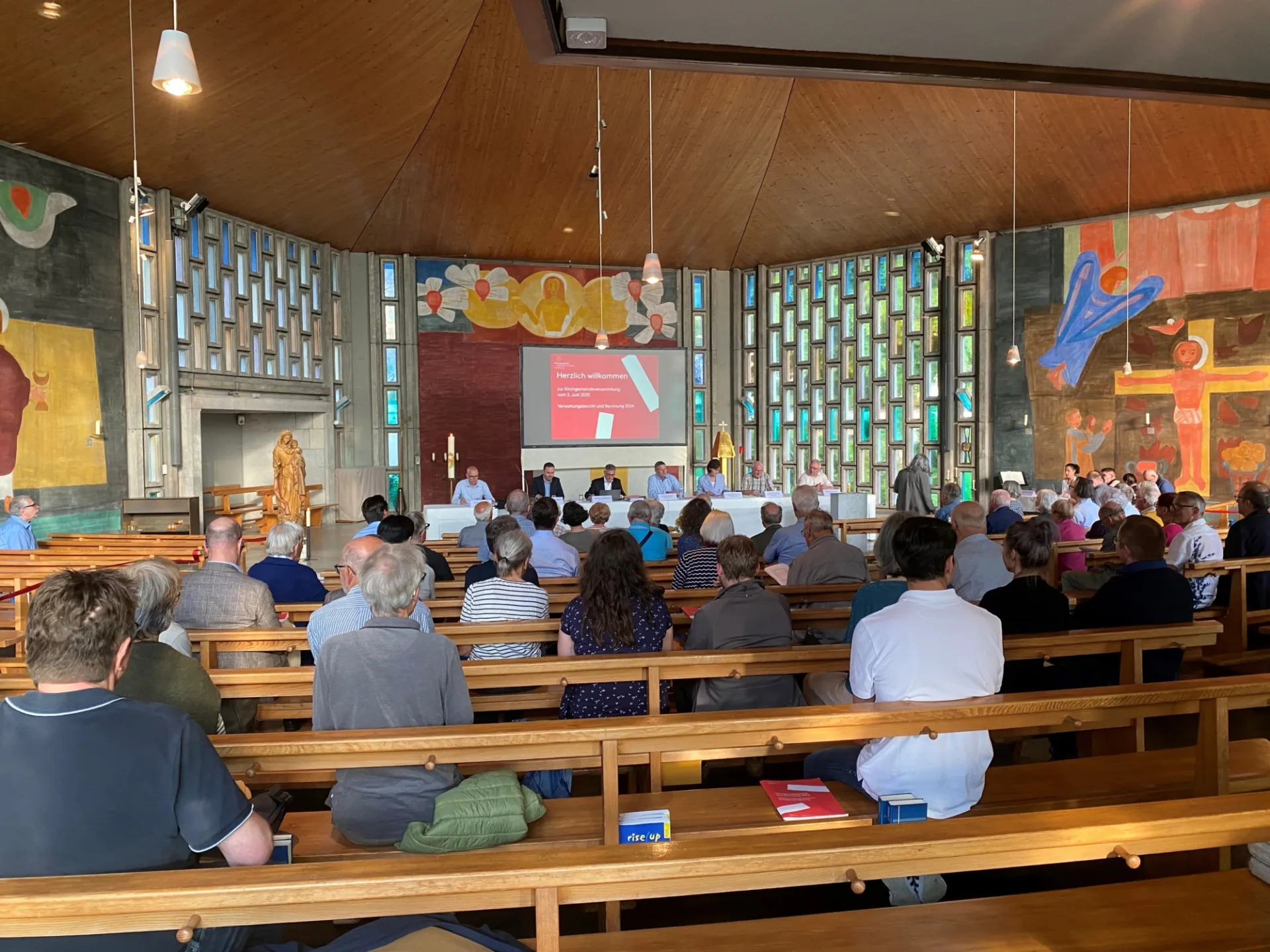 Menschen auf Kirchenbänken