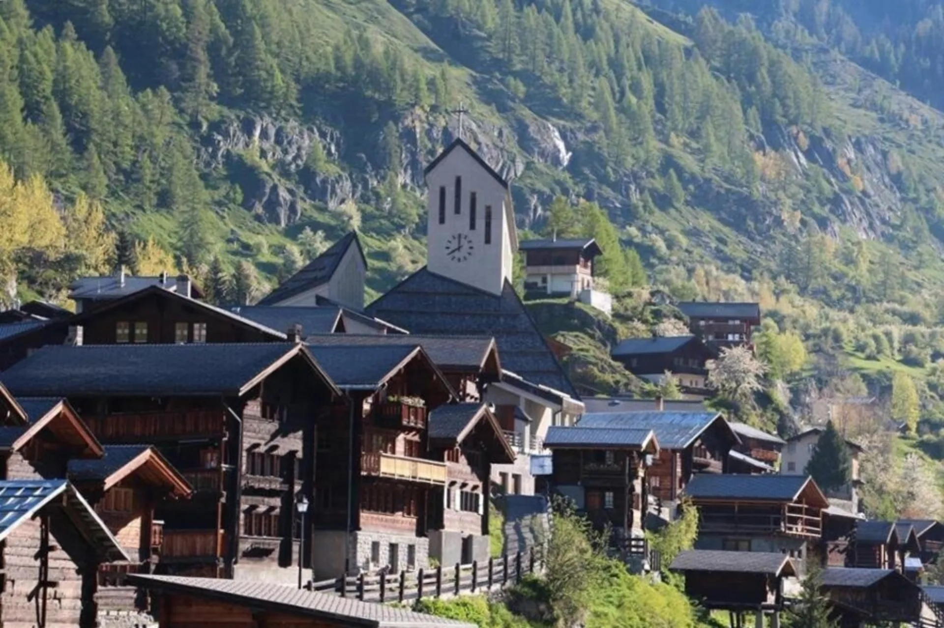 Das Dorf Blatten, Chalets und die Kirche im Hintergrund. Vor dem Bergsturz 2025