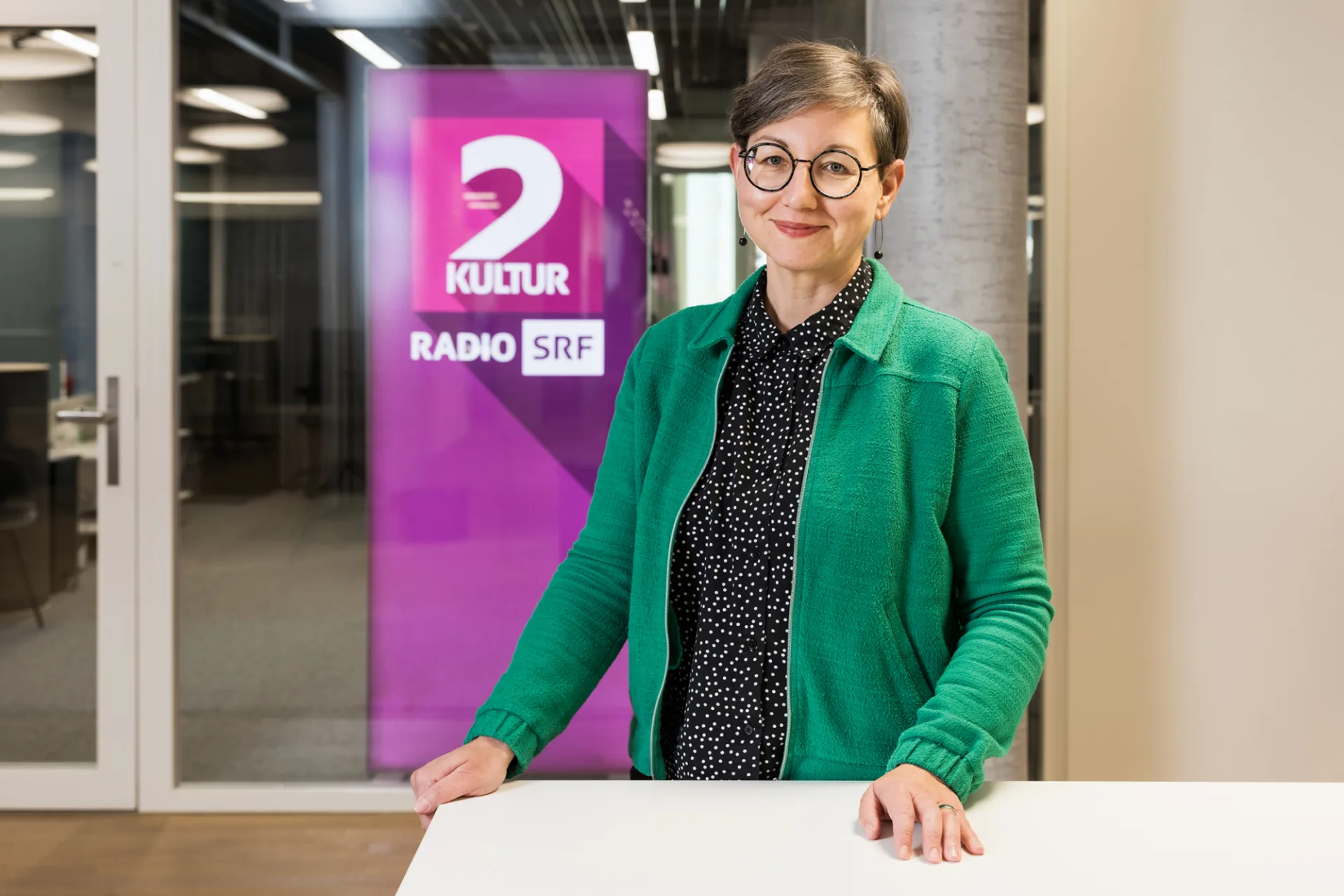 Jacqueline Meier im Studio von Radio SRF 2 Kultur, neue Radiopredigerin.