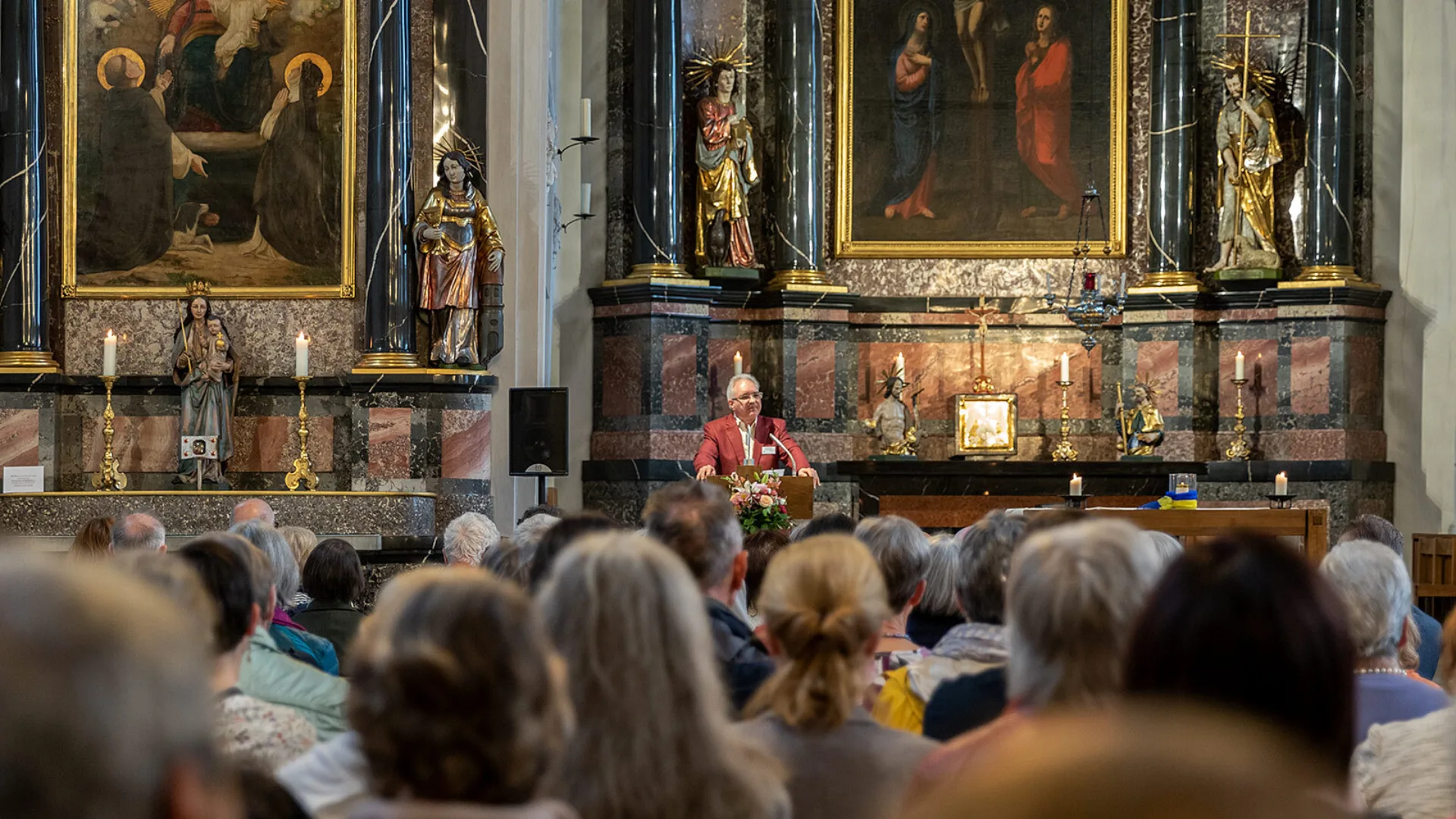 Pastoralraumpfarrer Reto Kaufmann begrüsst die mitfeiernden Gäste anlässlich des Jubiläums 10 Jahre Pastoralraum Zug Walchwil.