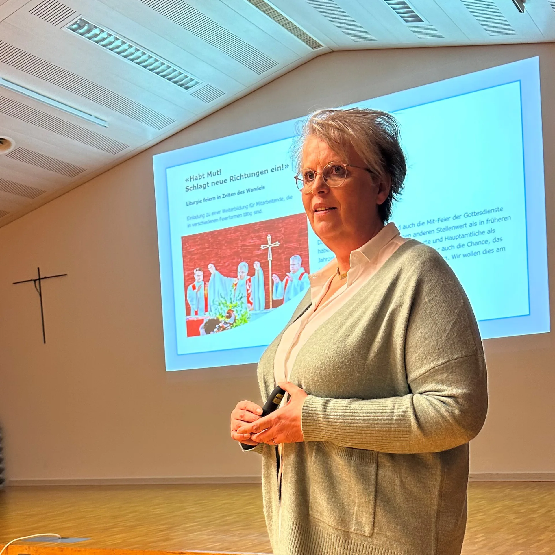 Frau Prof. Dr. Birgit Jeggle-Merz vor der Präsentationswand.