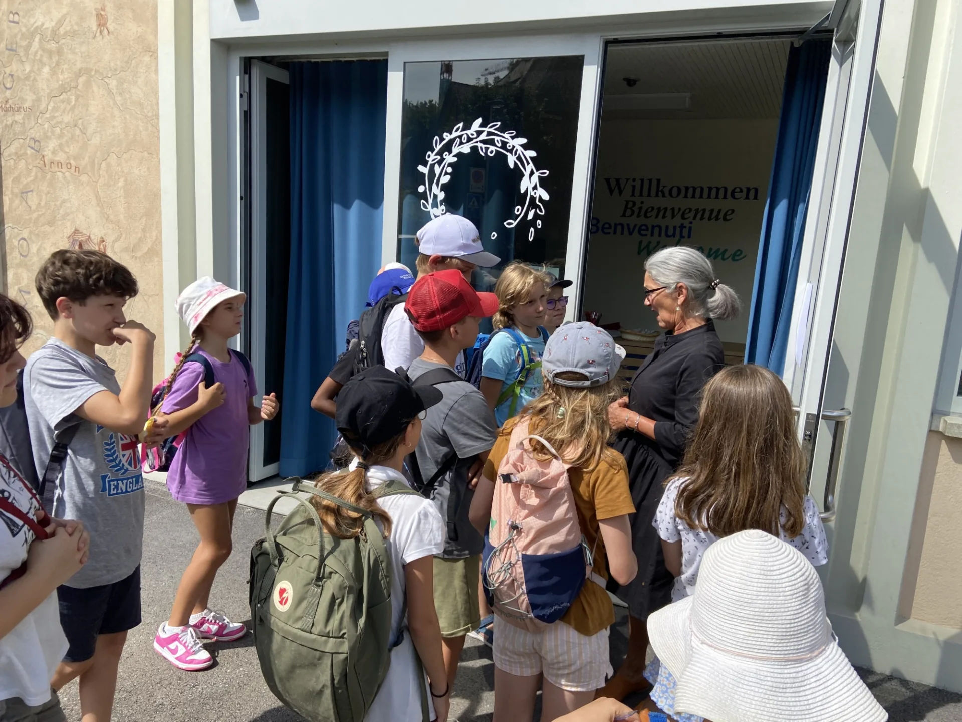 Kinder auf dem Monkstrail in Einsiedeln.