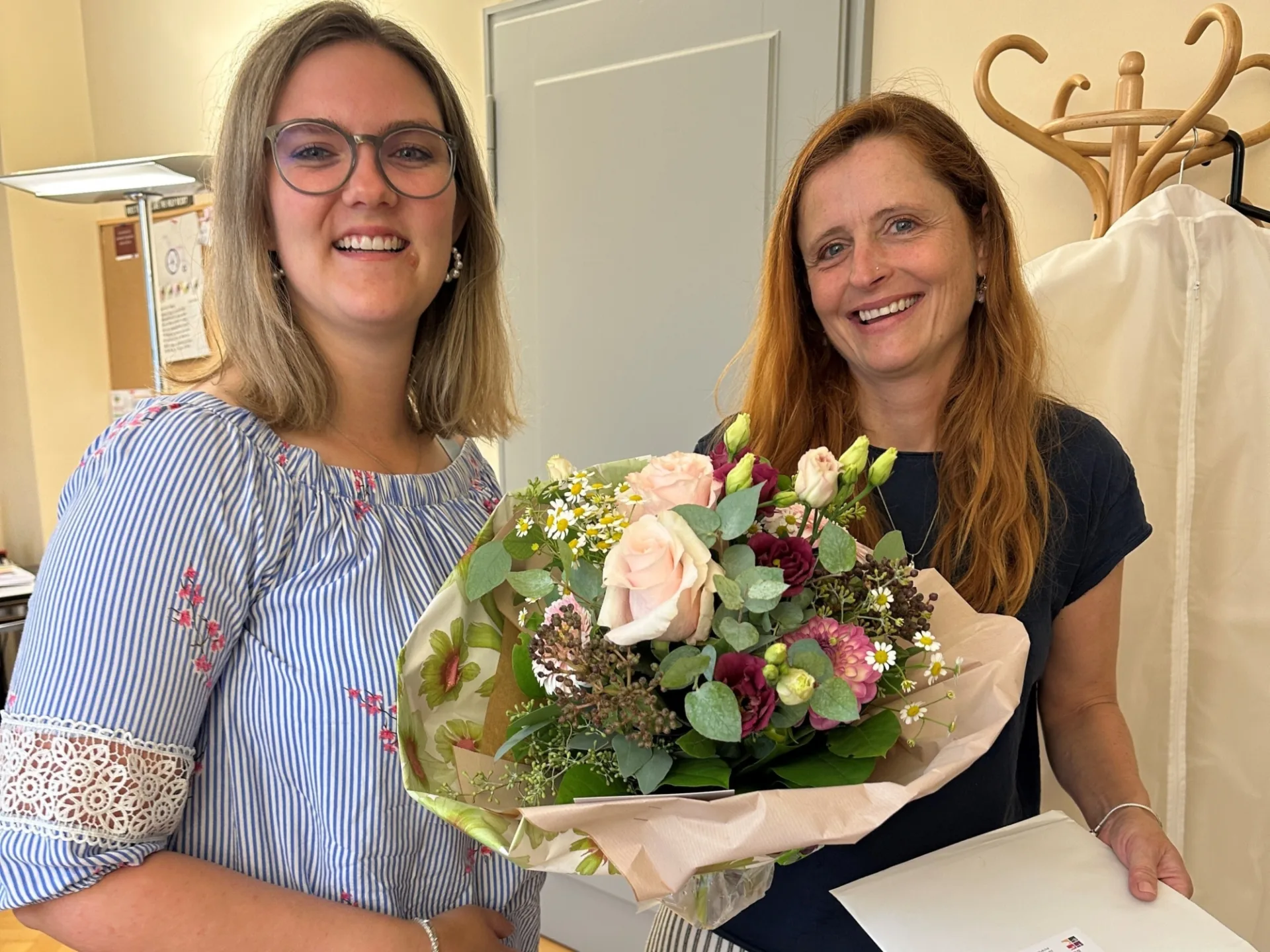 Nadin Imfeld, FV Religionsunterricht und Katechese, begrüsst Rebecca Rogenmoser mit einem Blumenstrauss. Nadin Imfeld, FV Religionsunterricht und Katechese, begrüsst Rebecca Rogenmoser mit einem Blumenstrauss.