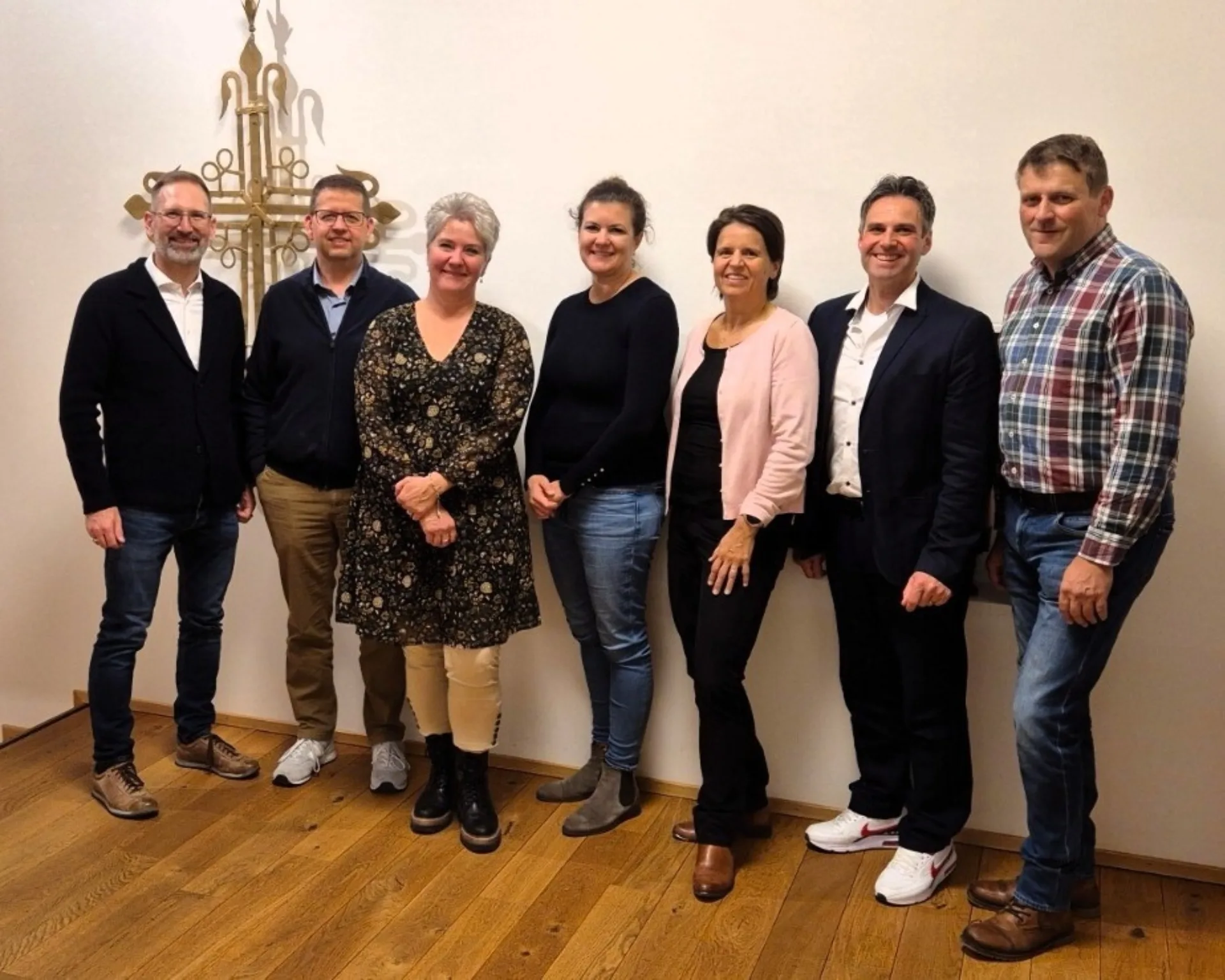 Kirchenrat mit Kirchenschreiberin und Gemeindeleiter (November 2025) / Foto by Hans Peter Schweizer