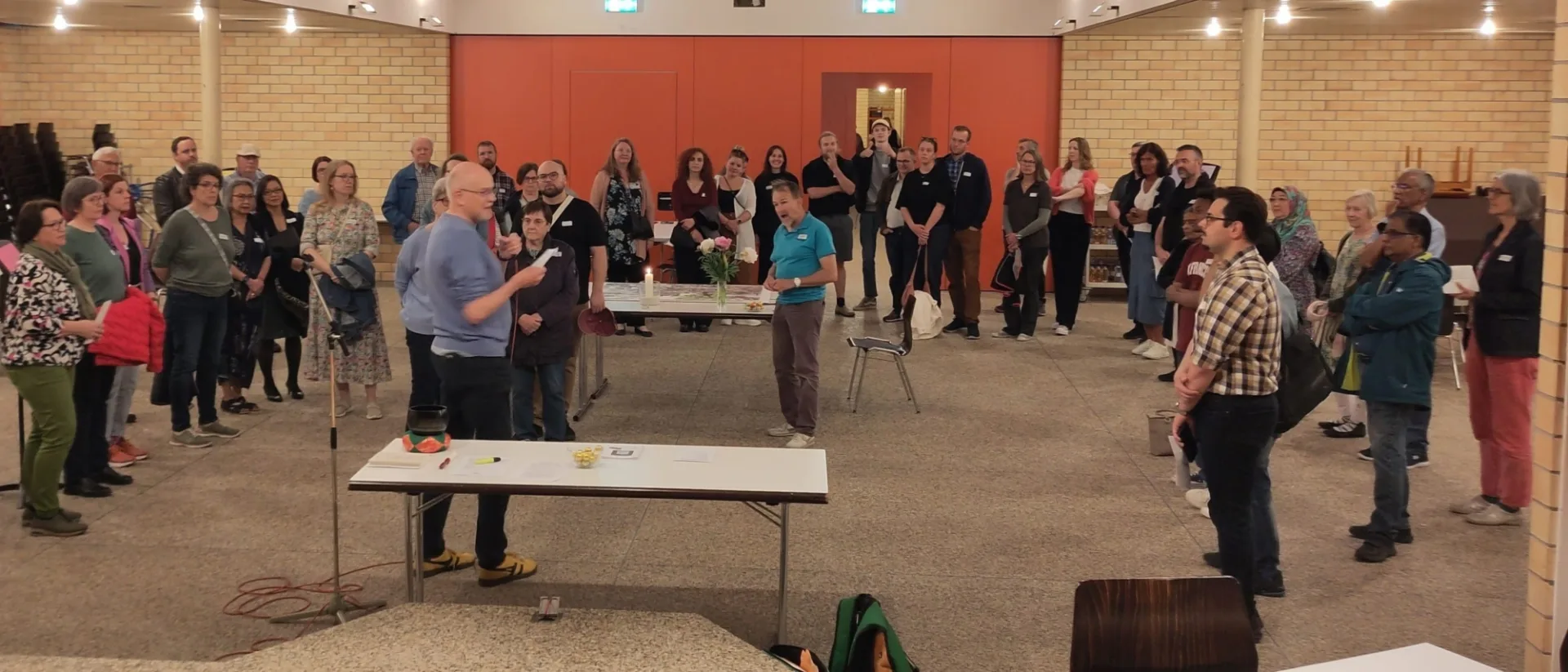 Totale Saal St. Johannes Zug mit Nutzenden, die zu Beteiligten werden. Totale Saal St. Johannes Zug mit Nutzenden, die zu Beteiligten werden.