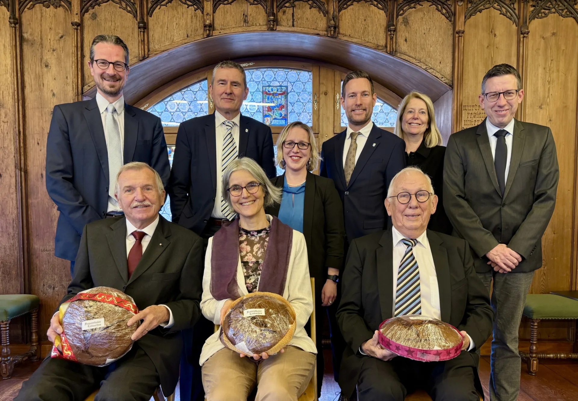 Regula Grünenfelder im Kreis des Stadtrats und der anderen Preisträger. Foto: Stadt Zug