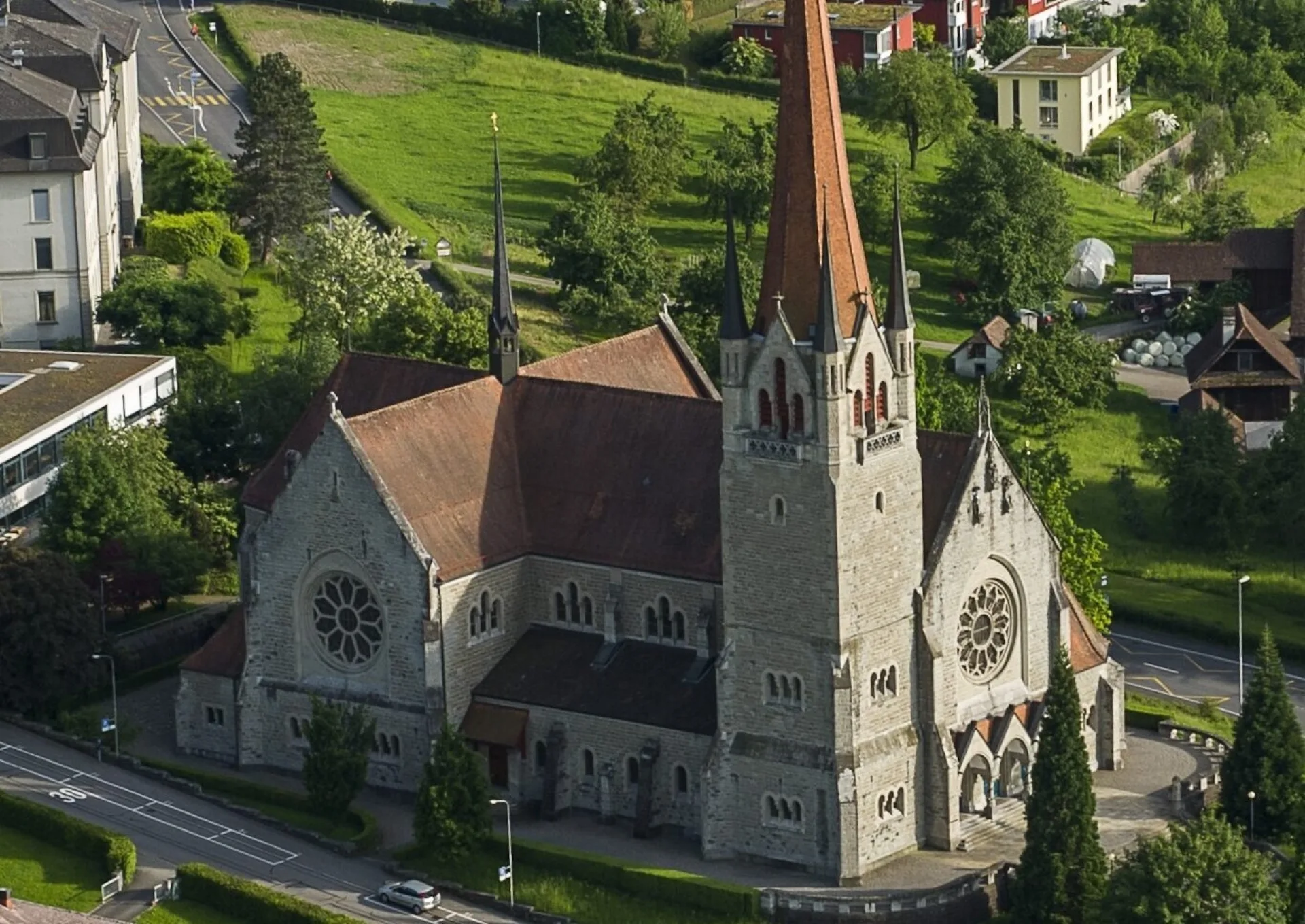 Der Turm von St. MIchael im Vordergrund einer Luftaufnahme